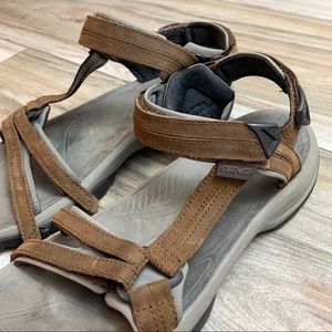 Teva Women’s Terra Fi Lite Leather Sandal US9/EU40